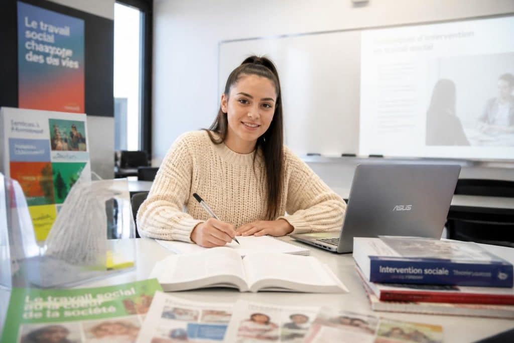 découvrez comment devenir assistant social en 1 an grâce à des formations accélérées. informez-vous sur les conditions d'accès, les cursus intensifs et les débouchés professionnels.